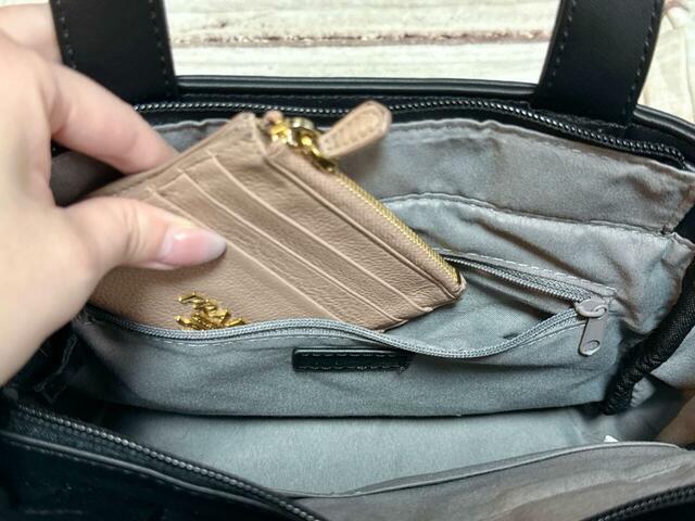 内側のファスナーポケットには、財布代わりのフラグメントケースを収納