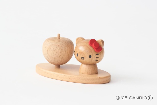 【ハローキティ「アロマスタンド（レッド）」2,530円】火や電池を使わないので、場所を問わず安心して使用できます