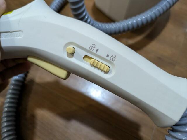 【アイリスオーヤマ スチームクリーナーハンディタイプ（STM-305R-C）】スイッチ上部のボタンを押し込まないとスイッチが動かせないチャイルドロック付き