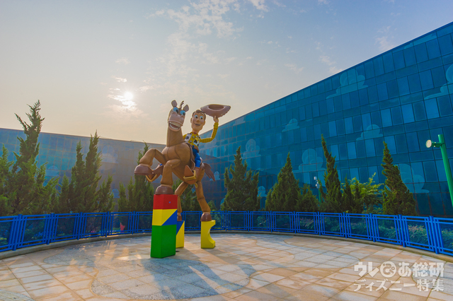 フロントからすぐ見える中庭のウッディ。記念撮影は、午前中は逆光なので午後がオススメ。