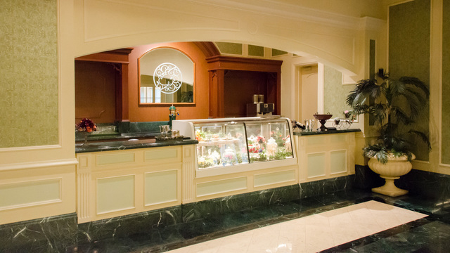 東京ディズニーランドホテル「シャーウッドガーデン・レストラン」店内