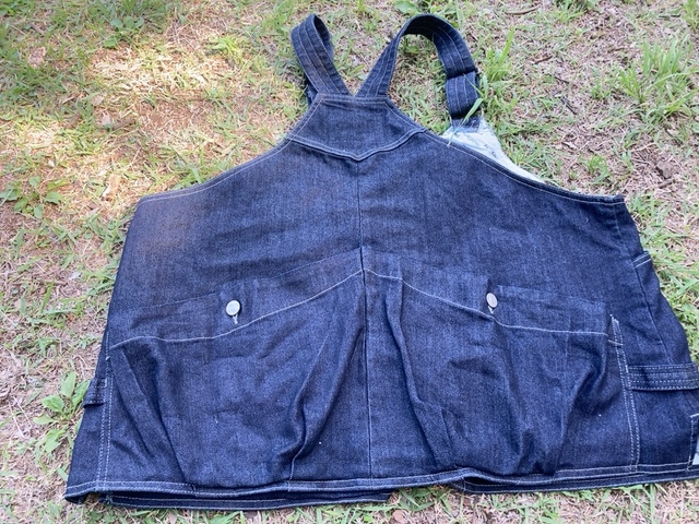 【ワークマン グリーンテックアウトドアデニムベスト】背面にも両サイドに大きなポケットがあります