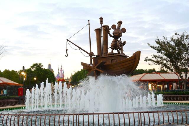 上海DL ゲート前にあるミッキーの噴水
