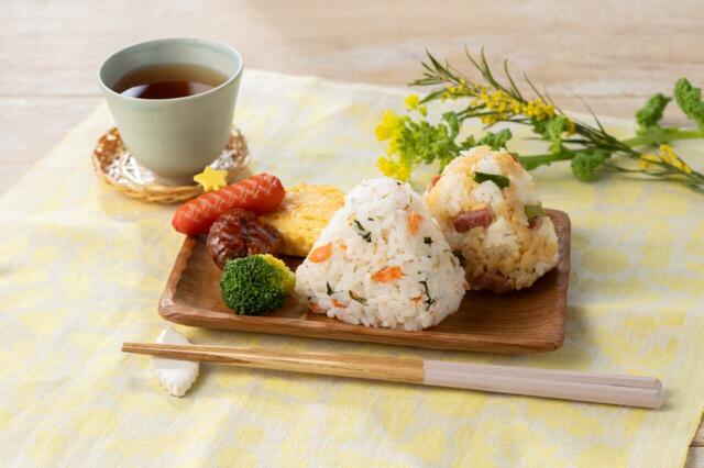 「春のおむすび＆おかずセット～紅鮭三つ葉・アスパラベーコン～」＜価格：429.84円（税込）＞【【セブン-イレブン】うれしい！おいしい！「春のごちグルメ」開催！春の行楽ににぴったりな全20品ご紹介♪】