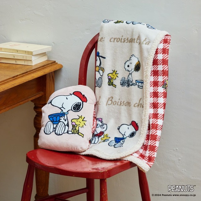 【PEANUTS×Afternoon Tea「PEANUTS in Paris」】ホットウォーターボトル ¥4,950、4WAYブランケット ¥4,400