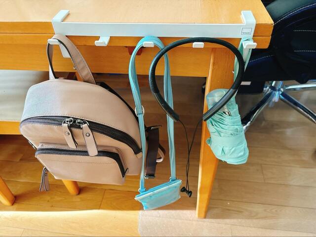【山崎実業 tower テーブル横フック】お出かけグッズをまとめることで朝の準備もスムーズに！