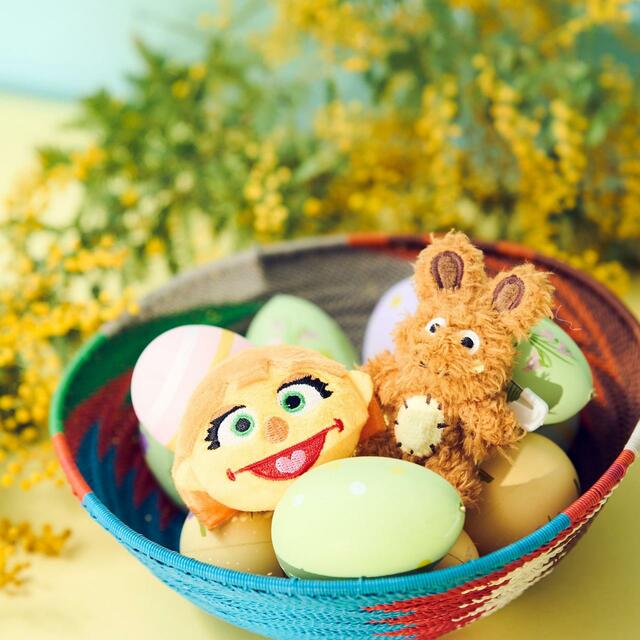 「ぬいバッジ　ジュリア、フラッフスター」＜各￥1,320＞【セサミストリートマーケットから「イースターコレクション」が登場】