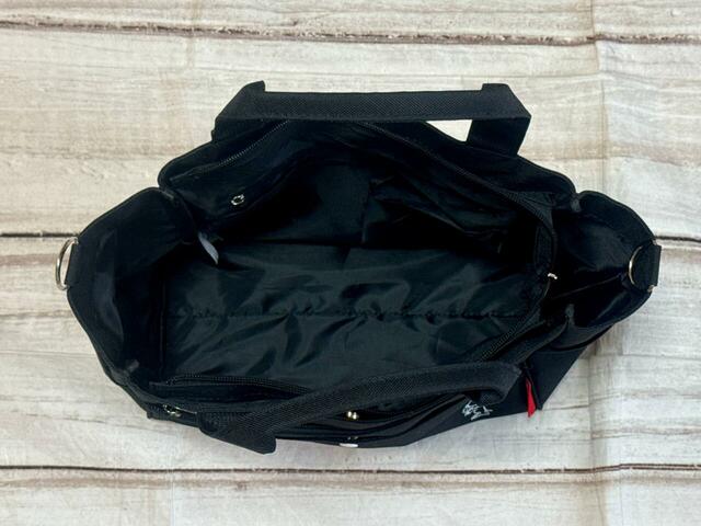 メイン収納の口はファスナーで開閉する仕様！