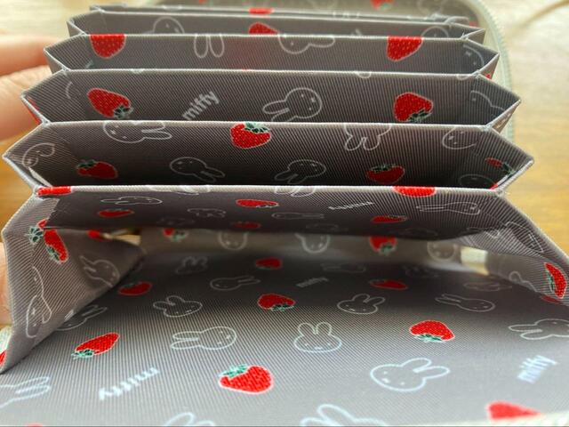 【宝島社 miffy カードが見やすい じゃばら式ミニ財布 BOOK WHITE】1つのポケットに3〜4枚収納可能