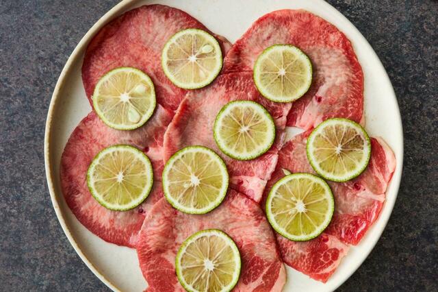 「すだちの上タン塩」＜価格：8,030円（税込）＞【美しく上質なお肉が並ぶ“焼肉アフタヌーンティー”が「やきにく 山笑ふ」に新登場！豪華3種肉寿司の食べ放題付き！】