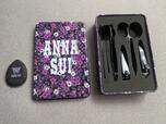 『sweet』10月号増刊の付録は「ANNA SUI 花柄缶ケース入り身だしなみ6点セット&ミニパフ」
