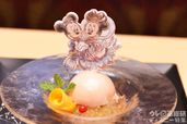 “ディズニー七夕デイズ”エンパイア・グリル・ディナー 2019 桃のパルフェグラス 梅酒ゼリーを添えて 撮影/かとうきょうこ
