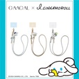 【GAACAL×I.CINNAMOROLL「スマホストラップ（チャーム付き）」】フォンタブサイズ：55×78mm、スマホストラップ長さ：約215mm、カラー：全3色（ブルー/グレー/シャンパンゴールド）　2,680円