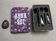 『sweet』10月号増刊の付録は「ANNA SUI 花柄缶ケース入り身だしなみ6点セット&ミニパフ」