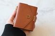 【『SNOOPY YEAR OF THE HORSE MINI WALLET BOOK BROWN』（宝島社）】手のひらに収まるサイズです