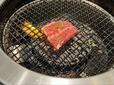 【安楽亭　ワイルドロース】口いっぱいに赤身肉の旨味が広がるように計算された厚さ