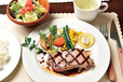 ステーキハウス そよかぜ  ランチステーキ（ライスorパン・サラダ・スープ付） 1080円 ローズ肉100gを丁寧に焼き上げ、しっかりとした肉の旨みをシンプルに味わえる。パンかライス付き。