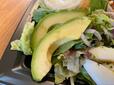 【ロイヤルホスト　食いしんぼうのシェフサラダ】食べごろのアボカドは大きめカット