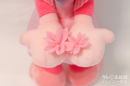 東京ディズニーリゾート 春 桜 ぬいぐるみバッジ おててに“桜”♪【東京ディズニーリゾート】目を閉じたミニーが可愛い