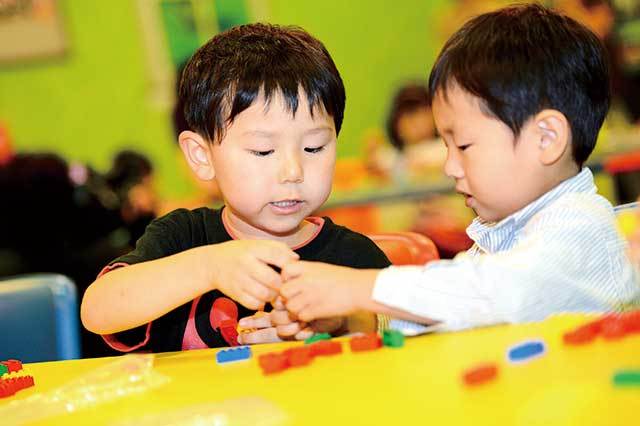 レゴランド®・ディスカバリー・センター大阪　　「モデルビルダー・ワークショップ」レゴⓇブロックを使った作品を制作するレゴⓇ職人「マスターモデルビルダー」のワークショップ。レッスンを受けてレゴⓇを組み立てる技を学ぶことができる。