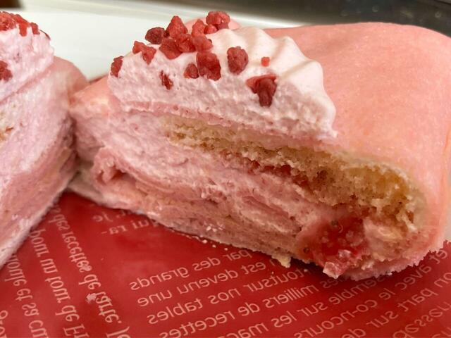 割ってみると、生地もクリームもとにかくやわらかい！【コンビニ最新スイーツ正直レビュー】