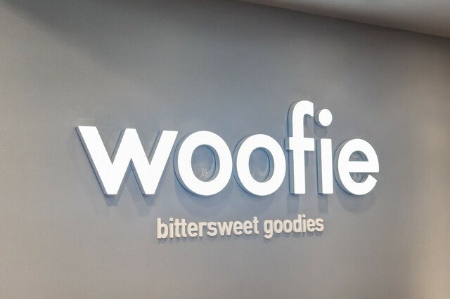 【イイトルミネ】woofie店舗ロゴ
