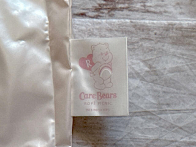 バッグにケアベア™︎のタグ付き!