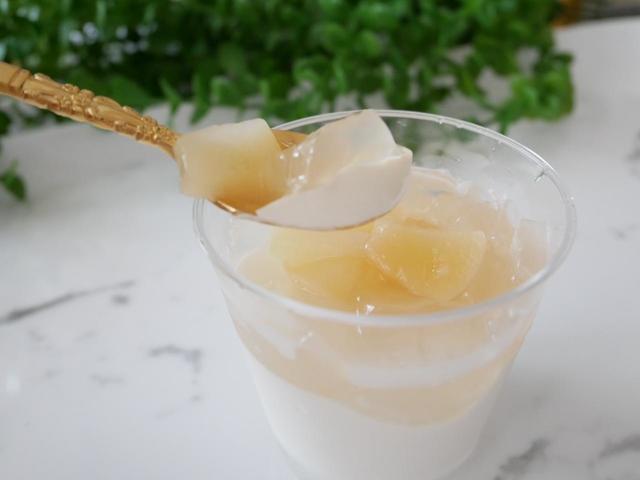 一番下のプリン地は、濃厚な杏仁豆腐のような食感。紀ノ国屋　白桃のプリン