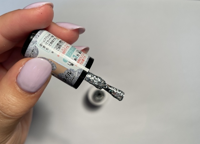【ダイソー BRGジェルネイル 8グリッターシルバー】グリッターによって表面の凹凸や気泡も目立ちにくくなります◎