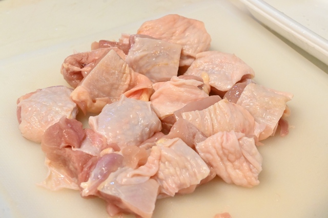 【低温調理レシピ「鶏肉のトマト煮」】鶏もも肉はひと口大に切って、小麦粉などをまぶします