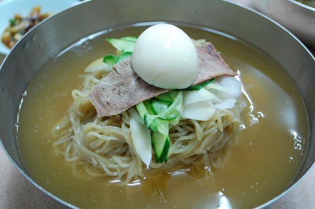 「ユジン食堂」の平壌冷麺。そば粉が香る麺と薄味の上品なスープが平壌式の特長だ