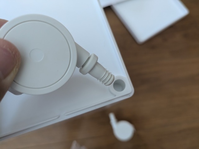 【山崎実業 蓋つき収納ボックスワゴンL】キャスターはストッパー付きが2つと、ストッパーなしが2つ。差し込むだけで使えるので簡単!