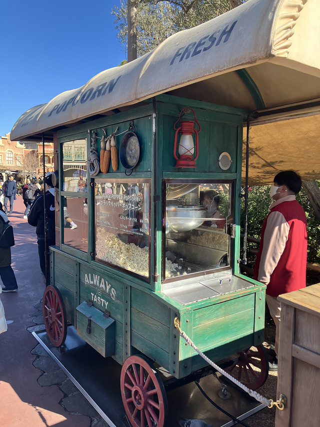 東京ディズニーランドのウエスタンランドにある、カウボーイ・クックハウス前のポップコーンワゴンの列に並んでみた