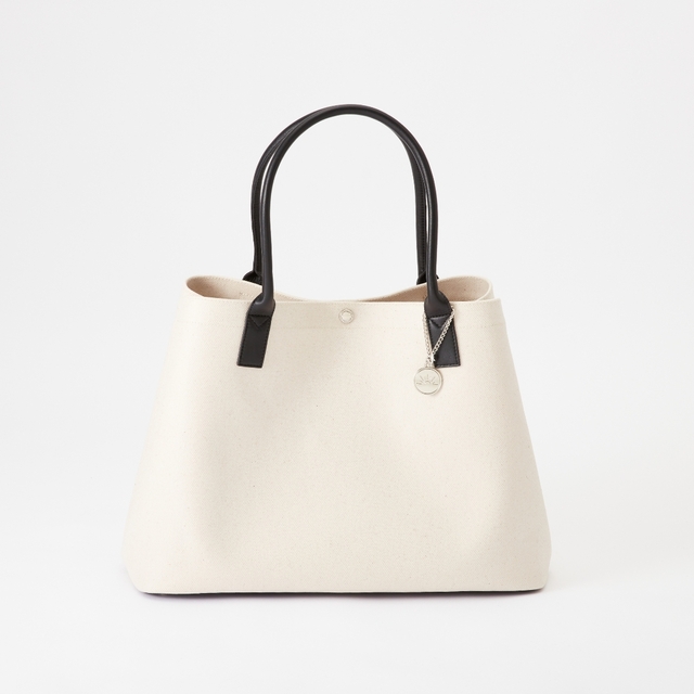 たっぷり入るのに驚くほど軽量。PVC加工したキャンバス素材で汚れにくい