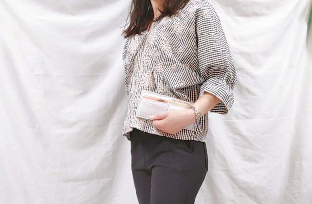 ふんわり黒ブラウスと合わせて大人コーデ【素敵なあの人】2023年8月号：付録「TABASA（タバサ）レザー調超スリム財布」価格：1340円（税込）