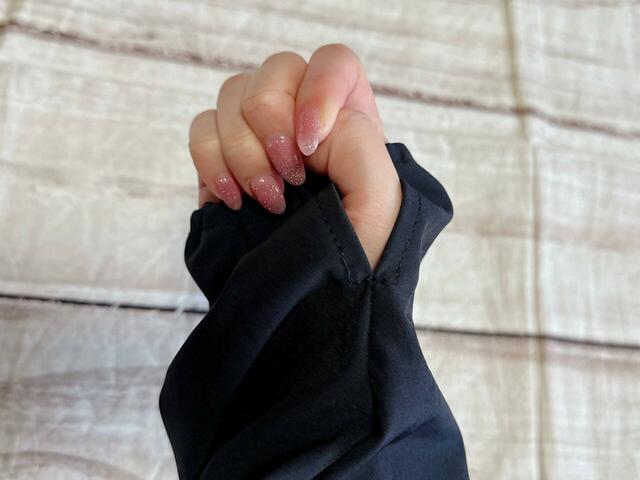 袖は長めで手の甲まですっぽり覆えます。袖穴仕様で便利♪