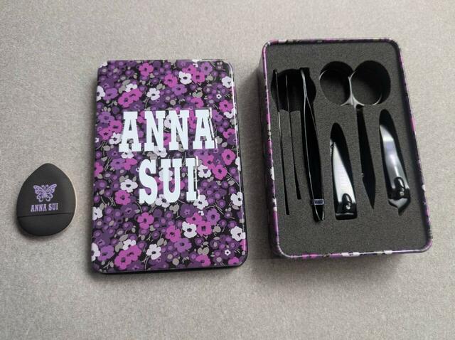『sweet』10月号増刊の付録は「ANNA SUI 花柄缶ケース入り身だしなみ6点セット&ミニパフ」