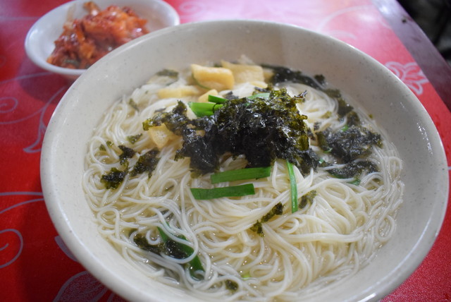  『楽園地下市場』のチャンチククス2000ウォン。海苔とネギとお揚げがトッピングされている