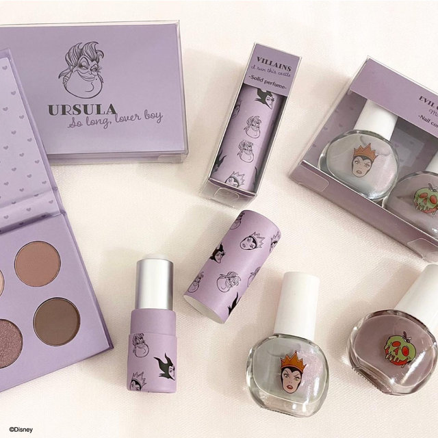 アイシャドウパレット、練り香水（チョコレートの香り）、ネイルカラー2本セット