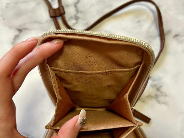 メインの収納スペースは仕切りで分けられています