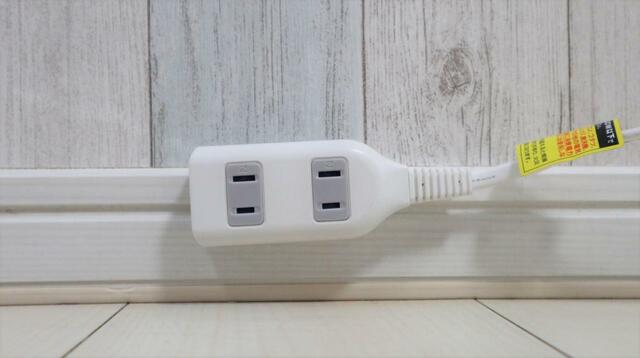 【キャン★ドゥ クロコダイルグリップ】電源タップを巾木に固定すると掃除がラク