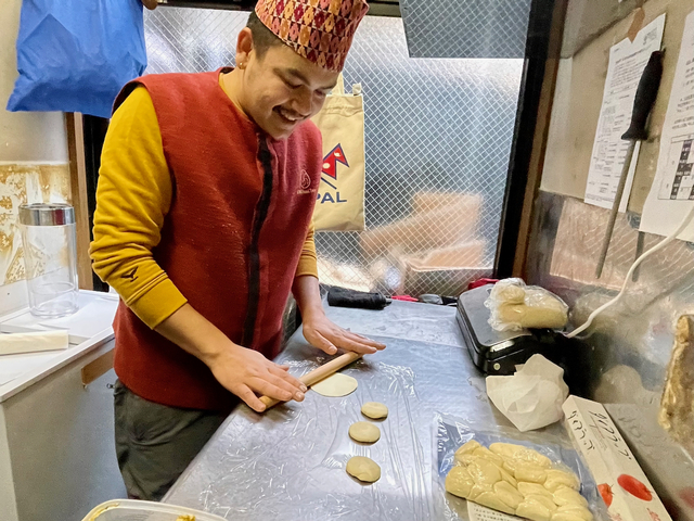 【MOMO Stand Tokyo】朝作り、発酵させた生地を麺棒で整形します