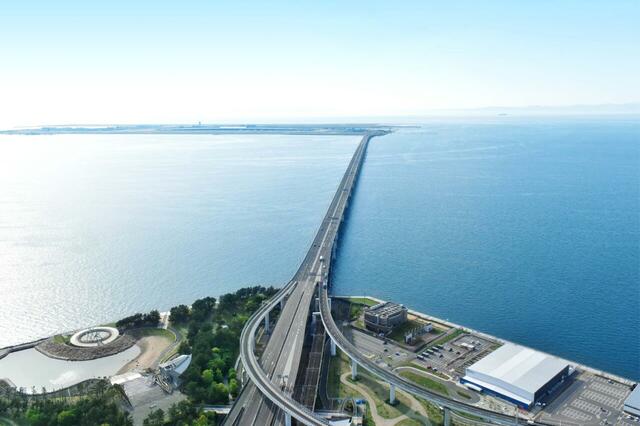 「関空を眼下に見下ろす絶景」【地上256mの絶景でブランチ！関西の超高層ランドマークタワーで味わう冬の贅沢「蟹食べ放題ブランチバイキング」開催中！】