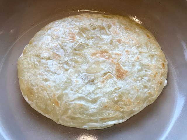 【業務スーパー　パラタ】フライパンで2分+ひっくり返して1分ほど焼いていただきます　好みに応じて焼き目をつけても良さそうです