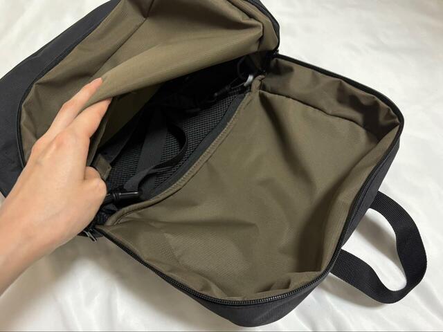 【ワークマン　リュックに変身ショルダーバッグ】リュックからショルダーへの切り替え1：まずファスナーを全開にします⇒