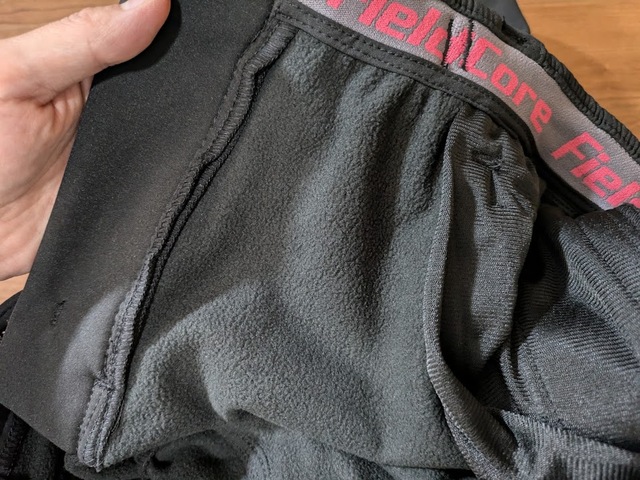 【ワークマン レディースウォームクライミングパンツ】内側はフリース素材で暖かく着られますが、暖かすぎることはありません