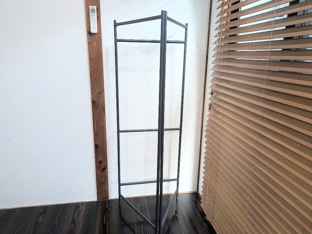 【ニトリ　スリムに収納できるパネル物干しスタンド】設置の形は自由自在！三角形型はコート掛けにちょうどいい大きさです