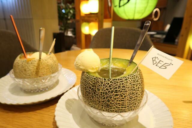 【BEB5土浦】メロンまるごとクリームソーダ　手前の青肉メロンタイプは年中提供