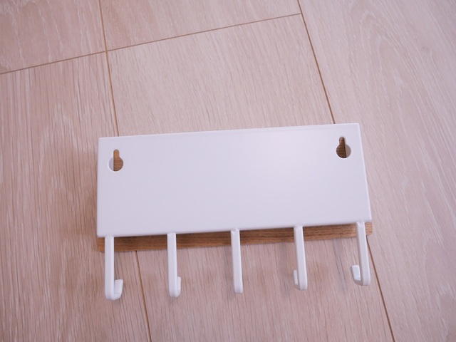 【ベルメゾン　小物入れ付きマグネットキーフック「スヌーピー」】裏面にはネジ用の穴もあります