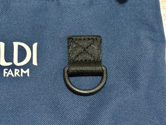 【カルディ いぬの日おさんぽバッグ/オリジナル バッグ】厚手で丈夫なポリエステル生地。Dカンにセットのマナーポーチやチャームなどを付けられます